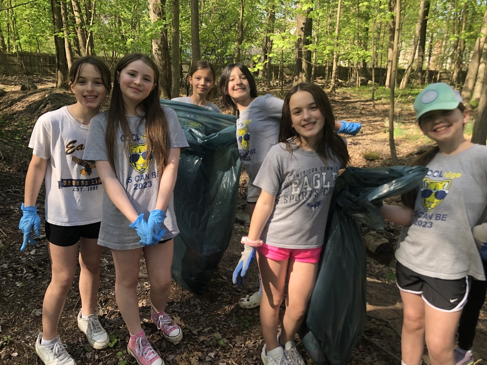 5th graders cleaning up on Earth Day