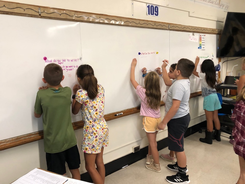 4th graders drawing on whiteboard