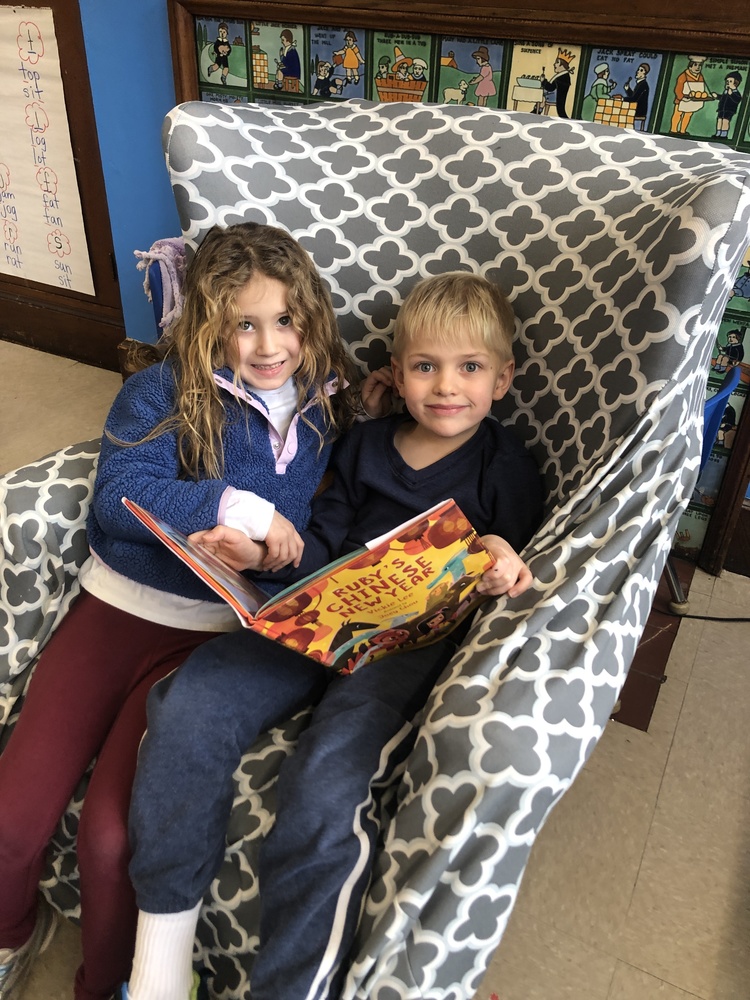 kindergarten students reading