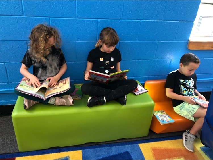 students reading 