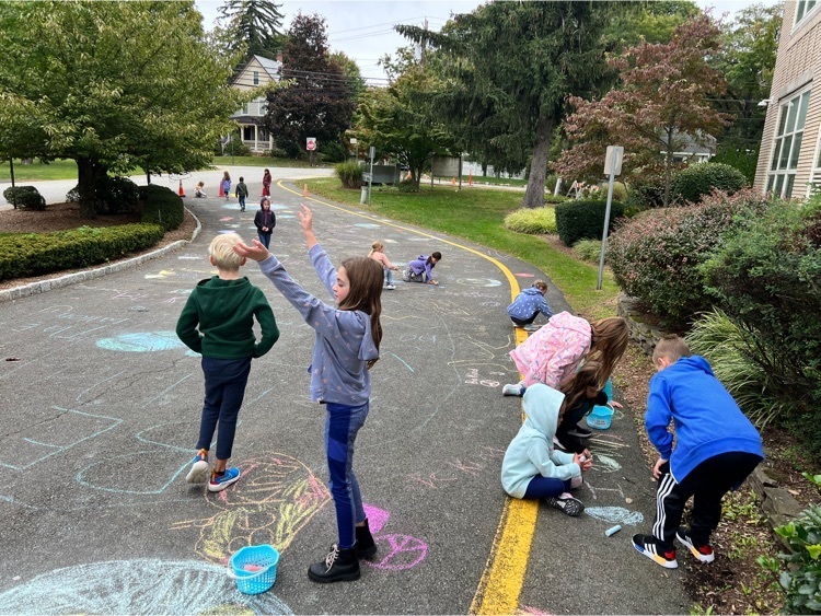 2R participates in the Kindness Chalk activity