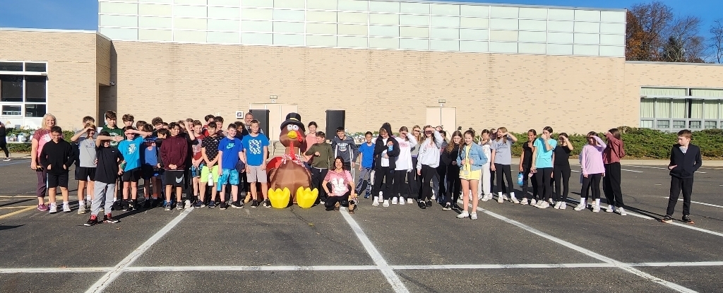7th grade students and PE staff at the EMS Turkey Trot